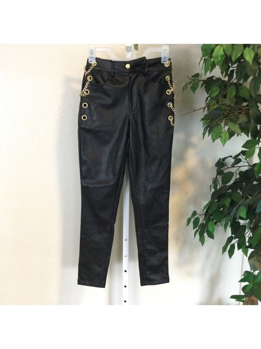 Forever 21 faux leather chain accent ankle pants Woman’s size XS black &…